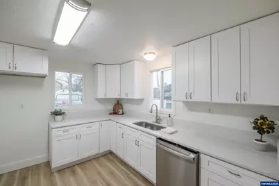 785 W B St, Lebanon, OR 97355 - Photo 15