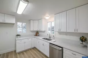 785 W B St, Lebanon, OR 97355 - Photo 15