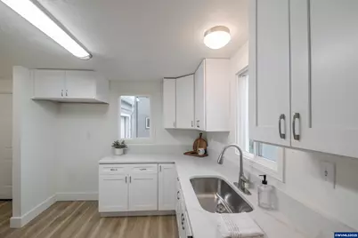 785 W B St, Lebanon, OR 97355 - Photo 17