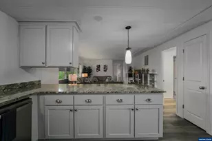 5422 Portland Rd NE, Salem, OR 97305 - Photo 17