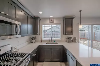 1819 SE Blueberry St, Dallas, OR 97338 - Photo 9