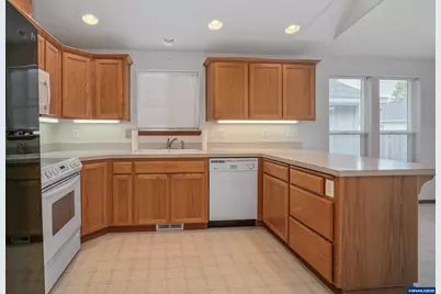 484 Travis Ct NE, Salem, OR 97301 - Photo 9