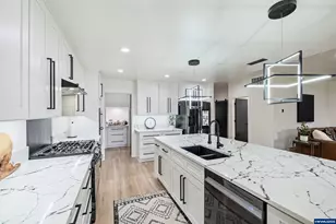 653 NW East Thornton Lake Dr, Albany, OR 97321 - Photo 9