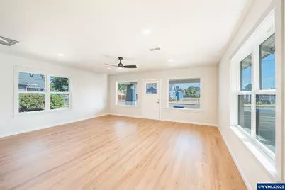 1078 Young St, Woodburn, OR 97071 - Photo 5