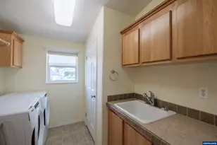 698 Royalty Cir NE, Salem, OR 97301 - Photo 23