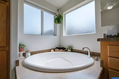 698 Royalty Cir NE, Salem, OR 97301 - Photo 17