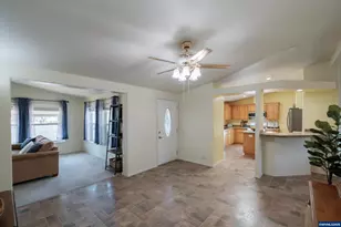 698 Royalty Cir NE, Salem, OR 97301 - Photo 3