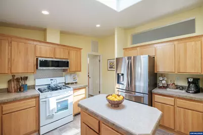 698 Royalty Cir NE, Salem, OR 97301 - Photo 5