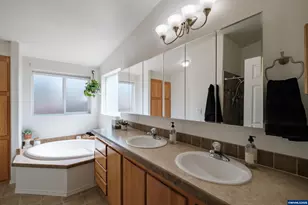 698 Royalty Cir NE, Salem, OR 97301 - Photo 17