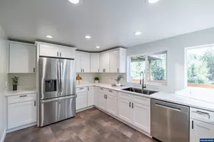 43083 Island Inn Dr, Lebanon, OR 97355 - Photo 15