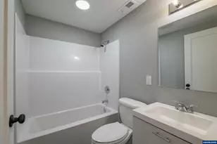 995 Fairview Ave SE, Salem, OR 97302 - Photo 9