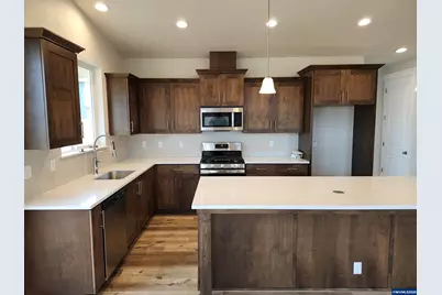 704 Magnolia Av, Woodburn, OR 97071 - Photo 5