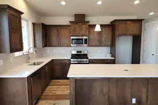 704 Magnolia Ave, Woodburn, OR 97071 - Photo 5