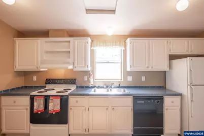 1933 SE Gregory Dr, Dallas, OR 97338 - Photo 23