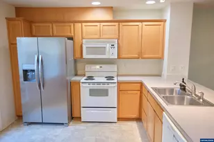 2412 NW Meadows Dr, McMinnville, OR 97128 - Photo 11