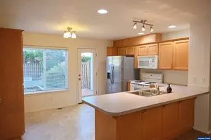 2412 NW Meadows Dr, McMinnville, OR 97128 - Photo 13