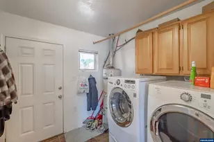 1054 N River Dr, Sweet Home, OR 97386 - Photo 15