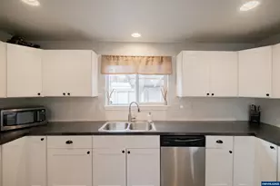 301 Russell St, Lebanon, OR 97355 - Photo 5