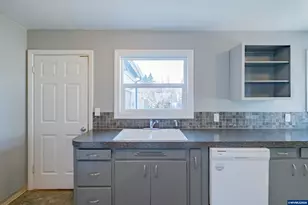 1050 Barnes Ave SE, Salem, OR 97306 - Photo 17