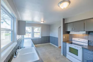 1050 Barnes Ave SE, Salem, OR 97306 - Photo 15