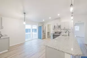 1307 S Water St, Silverton, OR 97381 - Photo 5