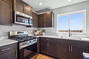 2702 Gunderson Ave, Woodburn, OR 97071 - Photo 7