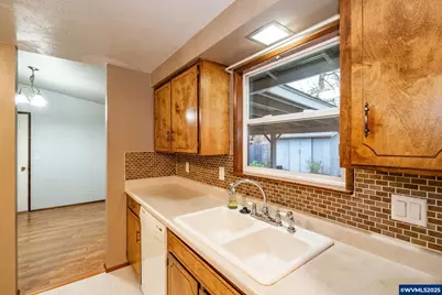 695 S 16th St, Lebanon, OR 97355 - Photo 9