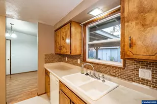 695 S 16th St, Lebanon, OR 97355 - Photo 9