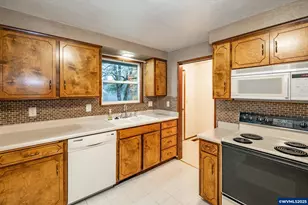 695 S 16th St, Lebanon, OR 97355 - Photo 3