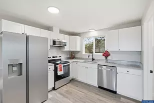 551 Riverview Dr NW, Salem, OR 97304 - Photo 13