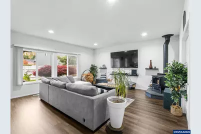 1241 Dahlia St, Woodburn, OR 97071 - Photo 3