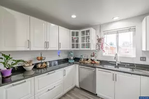 213 NW Lalack Ct, Dallas, OR 97338 - Photo 15