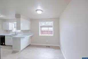 562 Connecticut Ave SE, Salem, OR 97317 - Photo 9