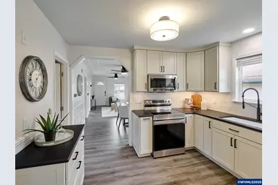 1006 Well St, Silverton, OR 97381 - Photo 11