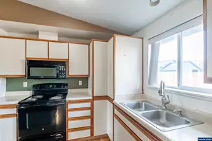 1940 17th Ave SE, Albany, OR 97322 - Photo 9