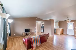 1940 17th Ave SE, Albany, OR 97322 - Photo 3