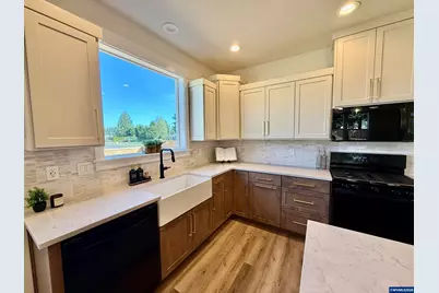 215 NE Broadway St, Sublimity, OR 97385 - Photo 9