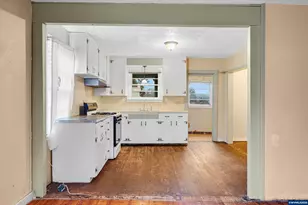 948 SW Maple St, Dallas, OR 97338 - Photo 7