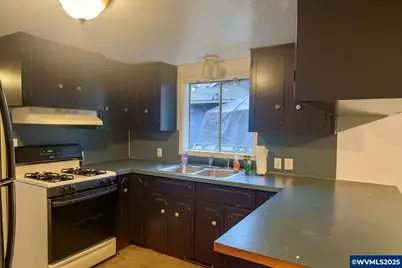 1323 Hawthorne St, Sweet Home, OR 97386 - Photo 3