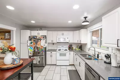 795 Holly Ln, Lebanon, OR 97355 - Photo 9