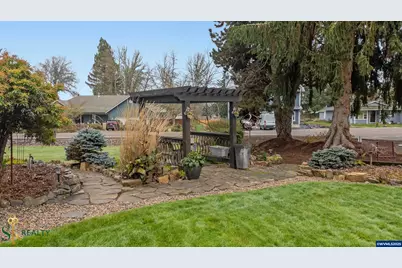 2555 NW Squire Pl, Albany, OR 97321 - Photo 11