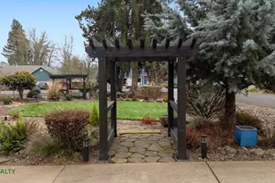 2555 NW Squire Pl, Albany, OR 97321 - Photo 9