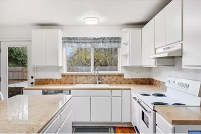 9620 Wells Landing Rd, Independence, OR 97351 - Photo 7