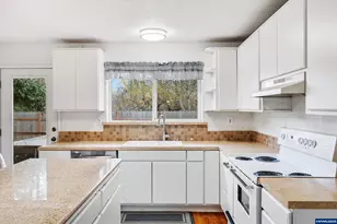 9620 Wells Landing Rd, Independence, OR 97351 - Photo 7