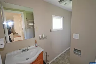 585 Hickory St NE, Salem, OR 97301 - Photo 9