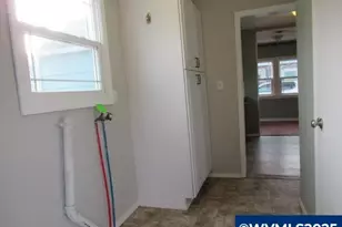 370 W B St, Lebanon, OR 97355 - Photo 3