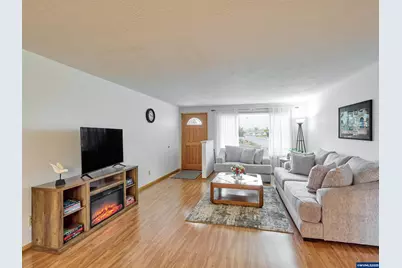 1944 Santiam Dr, Woodburn, OR 97071 - Photo 5