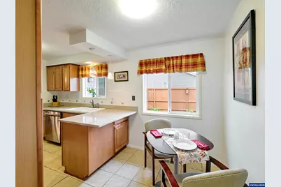 1944 Santiam Dr, Woodburn, OR 97071 - Photo 13