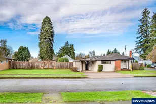 742 Walnut St, Lebanon, OR 97355 - Photo 3