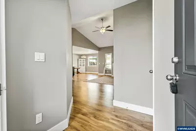 1075 12th St, Sweet Home, OR 97386 - Photo 3